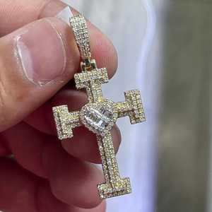 Colgante con Diseño de Cruz Chapado en Rodio con Moissanita de Corte Baguette y Engaste en Canal, Colgante Temático Unisex para Uso Diario - Product Image 4