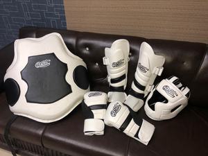 Conjuntos de boxeo personalizados, guantes, tocados, espinilleras, protector de ingle, logotipo OEM, equipo de combate de cuero genuino, QST internacional para hombres y jóvenes - Product Image 6