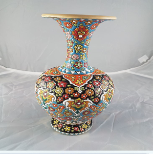 Pot en céramique blanche texturée avec des fleurs bleues et rouges audacieuses peintes à la main ; disponible à prix de gros. - Product Image 3