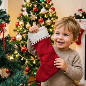 Chaussette de Noël rouge avec bordure en pompons blancs, en coton doux, décoration suspendue pour la décoration festive des fêtes - Product Image 1