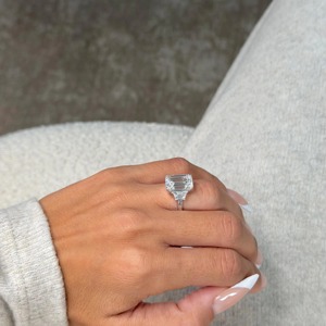 Anillo de Diamante Cultivado en Laboratorio con Corte Esmeralda de 8 Quilates, Tres Piedras, Piedras Laterales Trapezoidales, Anillo de Compromiso de Oro Blanco de 18K, Certificado IGI - Product Image 3