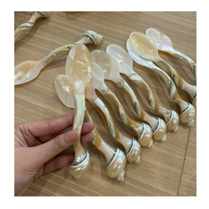 Cuillère en nacre avec manche en coquillage naturel, artisanale, couverts décoratifs pour restaurant, hôtel, table - Product Image 3