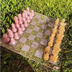 Jeu d'échecs en résine translucide bleu et blanc à thème floral, sculpture artistique, plateau de jeu, décoration d'intérieur, forme irrégulière, technique de moulage - Product Image 6