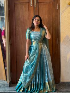 Lehenga Choli de Seda Kanjivaram con Tejido Zari y Dupatta de Georgette Liso con Encaje, Estilo Tradicional del Sur de la India para Mujer Adulta - Product Image 3