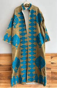 Manteau long en velours olive fait main sur mesure avec broderie appliquée motif grenade bleu turquoise - Product Image 4