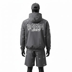 Conjunto corto de chaqueta cortavientos ligera de poliéster para hombre, tejido transpirable, diseño de paneles grises, logotipo personalizado con transferencia térmica, talla grande - Product Image 2