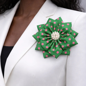 Broche de Flor Plateado, Accesorio Floral de Lujo para Mujer, Joyería Elegante con Centro de Cristal y Diseño de Pétalos de Tela - Product Image 5