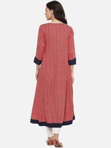 ชุดอานาร์กาลีคุร์ตาสีชมพูสำหรับผู้หญิง ผ้าเรยอน พิมพ์ลายเรขาคณิต ดีไซน์เนอร์ออกแบบ คอทรงกลม แขนสามส่วน เหมาะสำหรับชุดพื้นเมืองทั่วโลก - Product Image 2