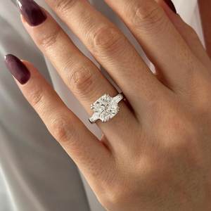 Bague de fiançailles à trois pierres en diamant de laboratoire de 5 carats, taille coussin, E VVS2, en platine, certifiée IGI - Product Image 1