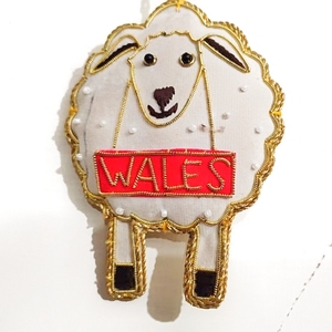 Charme de Noël en mouton laineux fabriqué à la main avec signe du Pays de Galles broderie de visage détaillée bordure dorée élégante parfaite pour les vacances - Product Image 1