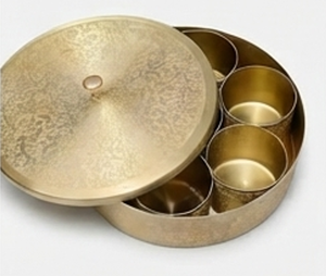 Boîte à masala en métal doré royal de qualité supérieure avec couvercle design, support de rangement rond pour la décoration de la table de cuisine - Product Image 1