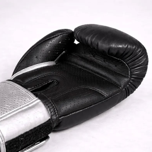 Gants de boxe LOGRO INDUSTRIES en cuir noir et gris uni, fermeture auto-agrippante, logo personnalisé en relief, entraînement, sparring, poignet durable - Product Image 2