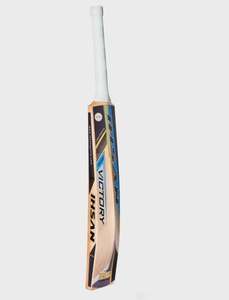 Bate de críquet Ihsan Sports Victory V3 Edition ligero de madera de sauce inglés con agarre extra y lámina anti-desgaste incluida - Product Image 5