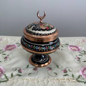 Elegante Azucarera Blanca con Diseño Floral y Tapa con Borde de Cobre, Tarro de Dulces con Pedestal Estilo Vintage, Almacenamiento para Cocina y Hogar, Regalos Festivos - Product Image 3