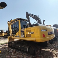 Excavatrice hydraulique sur chenilles KOMATSU PC220 de 22 tonnes, très demandée, faible nombre d'heures, peinture d'origine, bon état, occasion, à vendre