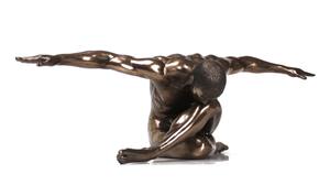Figura Decorativa de Poliresina de Hombre Desnudo con Brazos Extendidos - Arte en Poliresina y Bronce Fundido en Frío para Decoración del Hogar - Product Image 4