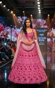 Ensemble de lehenga en tulle avec broderies de sequins, de dori et de zari, accompagné d'un chemisier en tulle et d'un dupatta en tulle, pour mariages et soirées. - Product Image 1