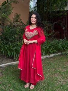 HENIXA CREATION Élégant Ensemble Anarkali en Soie Croquante Vert Sauge Coupe Ajustée Séchage Rapide avec Dupatta Brodé pour Mariage Indien/Pakistanais - Product Image 4