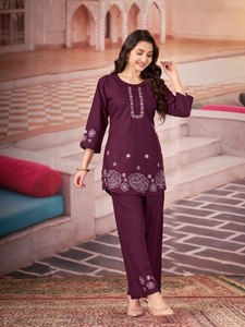 Conjunto de Diseño con Bordado de Hilo de Rayón Pesado, Estilo Tradicional, Secado Rápido, Sin Arrugas, Elástico, con Pantalones de Corte Regular - Product Image 3