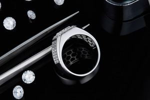 Bague élégante en or et argent avec diamant Moissanite, bijou tendance pour les vidéos musicales et les spectacles de danse - Product Image 3