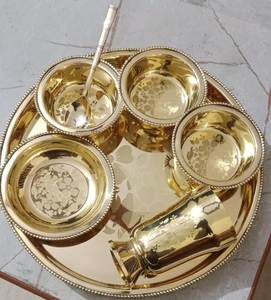 Ensemble de thali traditionnel en laiton avec 4 bols, cuillère, design floral plaqué or, plateau circulaire, décoration de table, cadeau Diwali - Product Image 1