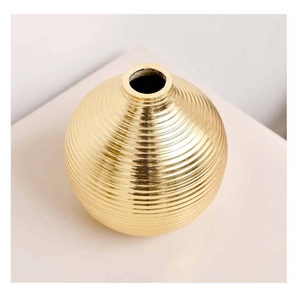 New Arrival Gold Metal Ribbed Flower <b>Vase</b> Modern Table <b>Vase</b> Aluminium <b>Vase</b> for Weddings Party & Events in Wholesale Price - Product Image 1