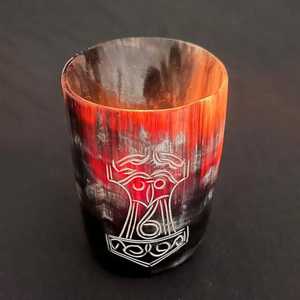 Cuenco Vikingo Grabado para Cócteles, Diseño Marmoleado Rojo y Negro, Hecho a Mano, Ecológico, para Cerveza y Vino, Regalo de Boda Moderno y Lujoso - Product Image 6