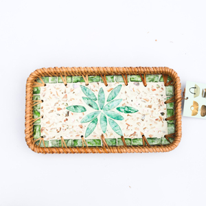 Plateau rectangulaire en rotin avec incrustation de nacre et motif de fleur de lotus – Une combinaison de rotin tressé et de nacre - Product Image 3