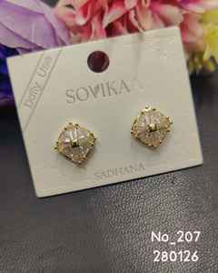 Boucles d'oreilles clous élégantes en acier inoxydable plaqué or de qualité supérieure pour mariage et usage quotidien, disponibles à prix compétitif - Product Image 5