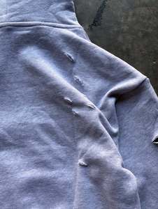 Sweat à capuche personnalisé pour homme, coupe courte, effet vieilli, manches déchirées, imprimé graphique, style streetwear, OEM ODM, marque privée, sweats à capuche tendance - Product Image 5