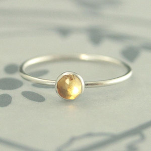Bague fine et minimaliste en laiton plaqué argent avec petite pierre ronde jaune dorée, bijou de tous les jours pour femme - Product Image 1