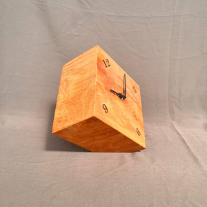 Horloge de table en bois qui ajoute chaleur et personnalité aux espaces minimalistes, son aspect artisanal confère à l'horloge un look raffiné. - Product Image 5