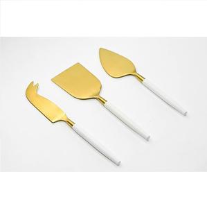 Juego de Cuatro Cuchillos para Queso con Mango de Latón con Diseño de Ciervo, Utensilios de Lujo para Servir Charcutería y Queso, Aptos para Lavavajillas, Juego de Cuchillos para Mantequilla Duraderos - Product Image 2