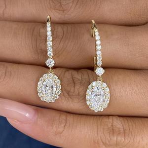 Pendientes de Aro con Diamantes de Corte Ovalado y Halo Redondo, Aros Huggie con Pavé en Oro Amarillo, Pendientes Colgantes con Diamantes Cultivados en Laboratorio - Product Image 1