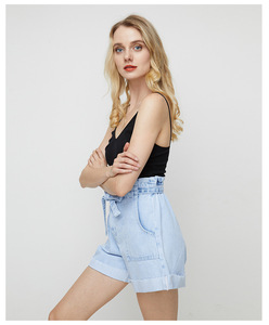 Shorts en jean bleu clair taille haute pour femme avec ceinture, style décontracté, coupe régulière, tissu en coton lavé respirant - Product Image 5
