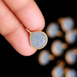 Pendentif fleur en calcédoine bleue naturelle, charme en argent sterling 925, pierre précieuse sculptée à la main, charme en forme de cœur pour la création de bijoux - Product Image 3