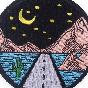 Parche Bordado Circular con Diseño de Carretera en el Desierto, Cielo Nocturno, Luna, Estrellas, Cactus y Montañas, Aplique Termoadhesivo de Tela - Product Image 4