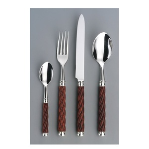 Ensemble de couverts de style français vintage, 4 pièces en acier inoxydable avec poignées en bois tressé, couverts de luxe pour la salle à manger - Product Image 4