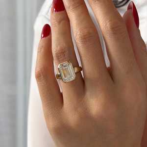 Anillo de compromiso de diamante cultivado en laboratorio de 5 quilates con corte esmeralda y engaste de bisel de 5 mm, oro amarillo de 14k con ajuste bajo, certificado IGI - Product Image 4
