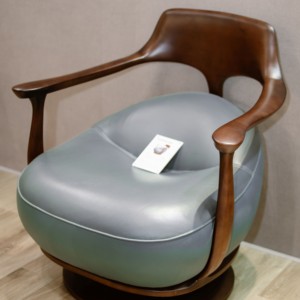 Fauteuil pivotant d'appoint en bois de noyer de luxe, siège rembourré en cuir noir avec base en métal doré OEM ODM PISANO - Product Image 2