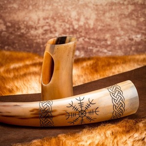 Taza de cuerno de búfalo hecha a mano de alta calidad con nudo vikingo y runas talladas, forma natural, diseño rústico, artículo de colección artístico. - Product Image 1