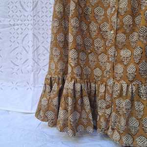 Jupe longue en coton pour femme, motif arbre imprimé au bloc, taille élastiquée smockée, devant boutonné, ourlet à larges volants, couleur moutarde, faite à la main - Product Image 3