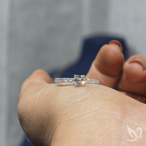 Anillo con Diamante Cultivado en Laboratorio de Corte Asscher de 0.50ct con Certificación IGI |   Anillo de Oro Sólido de 10K con Halo Oculto - Product Image 4