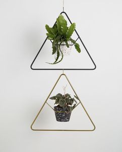 Support de suspension en fer massif pour grandes jardinières, développé pour offrir stabilité, robustesse et un charme décoratif extérieur. - Product Image 1