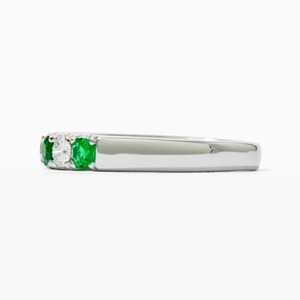 Anillo de media eternidad moderno de oro blanco de 14 quilates con esmeralda de 0.60 quilates y diamante cultivado en laboratorio de corte redondo, elegante anillo de compromiso de oro blanco - Product Image 4