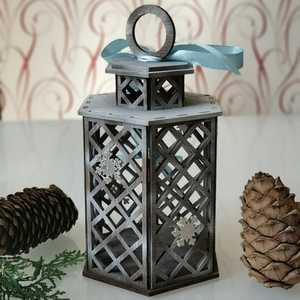 Farol de Madera Estilo Rústico con Tapa Metálica, Decorativo para Interiores y Exteriores, Ideal como Centro de Mesa Navideño - Product Image 5