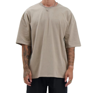 T-shirt décontracté noir en polyester tricoté pour homme, 220 grammes, avec logo frontal, coupe ample, manches courtes, style streetwear, anti-rétrécissement - Product Image 1
