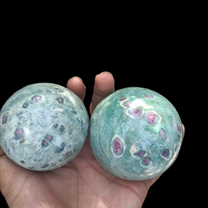 Venta al por mayor grandes rubí Fuschite esfera cristales Feng Shui Palma forma de piedra preciosa para el amor decoración y recuerdo - Product Image 5