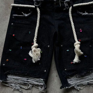 Shorts Bermuda en jean noir pour homme, taille haute, déchirés avec décoration en strass, fermeture boutonnée, style streetwear - Product Image 5