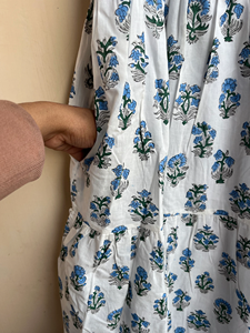 Robe maxi d'été en coton pour femmes avec imprimé floral vintage, col carré et taille naturelle, style indien. - Product Image 4